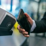 Άτομο χρησιμοποιεί κινητό για ψηφιακή συναλλαγή, ενδεικτική φωτογραφία