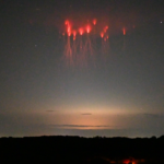 Πραγματικά κόκκινα sprites ψηλά πάνω από καταιγίδα — εικόνα Levi Riggins από τη NASA