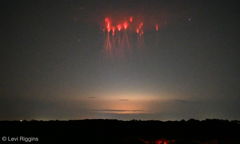 Πραγματικά κόκκινα sprites ψηλά πάνω από καταιγίδα — εικόνα Levi Riggins από τη NASA