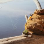 Σακίδιο κοντά σε νερό, ενδεικτική φωτογραφία προετοιμασίας για καταστάσεις έκτακτης ανάγκης