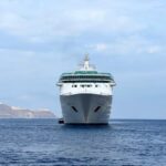 Κρουαζιερόπλοιο σε λιμάνι με έντονο κυματισμό