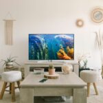 Smart TV σε σαλόνι, θεματική εικόνα για ιδιωτικότητα και παρακολούθηση