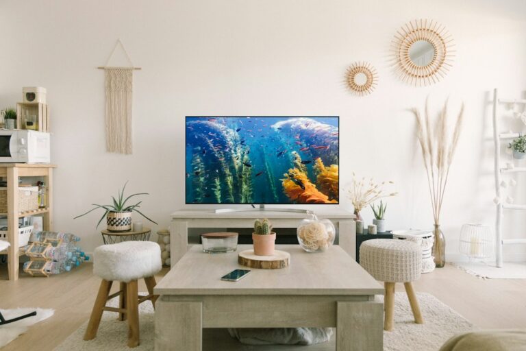 Smart TV σε σαλόνι, θεματική εικόνα για ιδιωτικότητα και παρακολούθηση