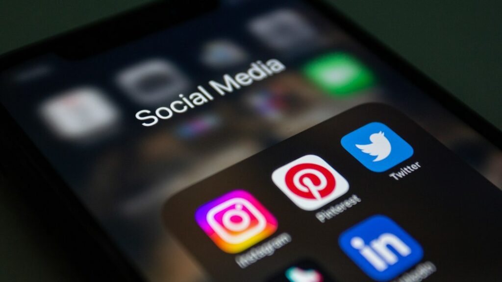 Κινητό τηλέφωνο και social media