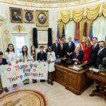 Η Susan Dell με κόκκινο φόρεμα δίπλα στον Donald Trump στο Οβάλ Γραφείο