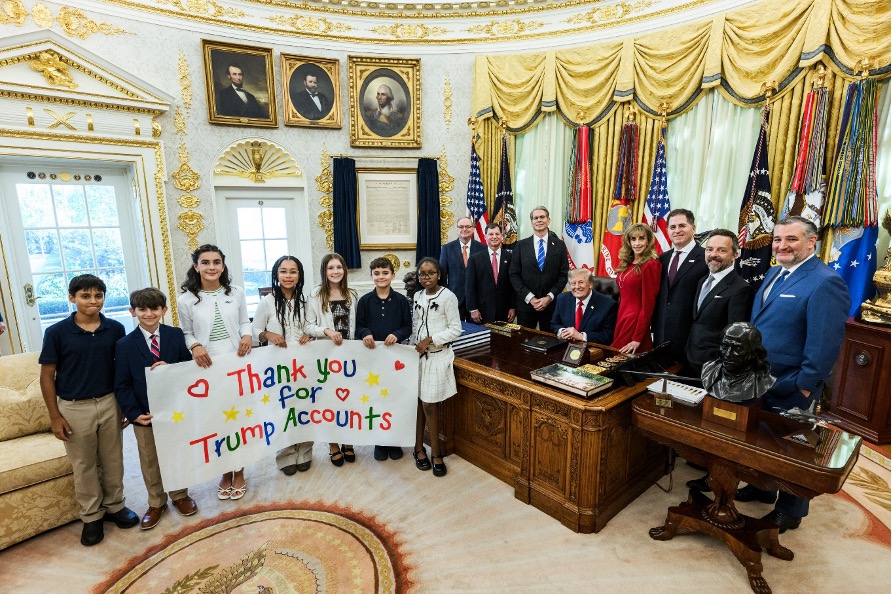 Η Susan Dell με κόκκινο φόρεμα δίπλα στον Donald Trump στο Οβάλ Γραφείο