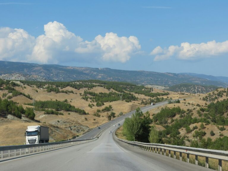 Δρόμος στην Τουρκία ως συμβολική εικόνα για το θανατηφόρο τροχαίο