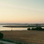 Λίμνη και τοπίο με νερό — ενδεικτική εικόνα, όχι περιοχή μέτρησης ρύπανσης